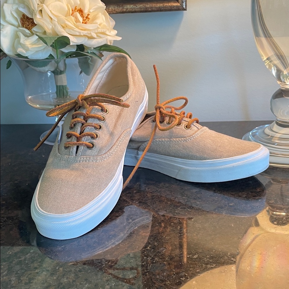 VANS Off the Wall Lace-up Tan Canvas Sneakers Size: M6 / W7.5